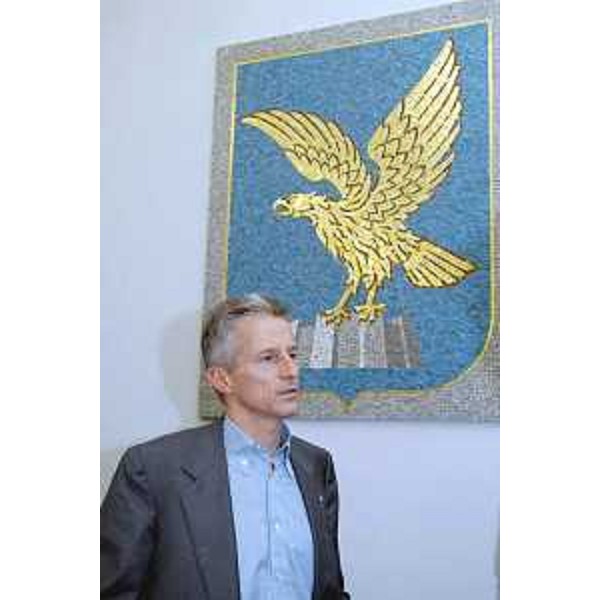 Riccardo Illy (Presidente Regione Friuli Venezia Giulia) ritratto a 'mezzo busto' con l'aquila della Regione