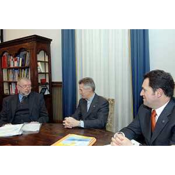 Riccardo Illy (Presidente Regione Friuli Venezia Giulia) con Franco Iacop (Assessore regionale per le relazioni internazionali, comunitarie e autonomie locali) e Dimitrij Rupel (Ministro degli Affari esteri della Repubblica di Slovenia) ritratti in occasione dell'loro incontro. (Trieste 30/01/07)