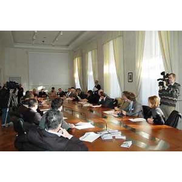 L'incontro tra Angela Brandi (Assessore regionale Commercio) e i rappresentanti delle amministrazioni comunali, dei centri di assistenza tecnica alle imprese commerciali e dei soggetti promotori aggiudicatari dei finanziamenti per i "centri commerciali naturali" e "centri in via". (Trieste 27/12/11)