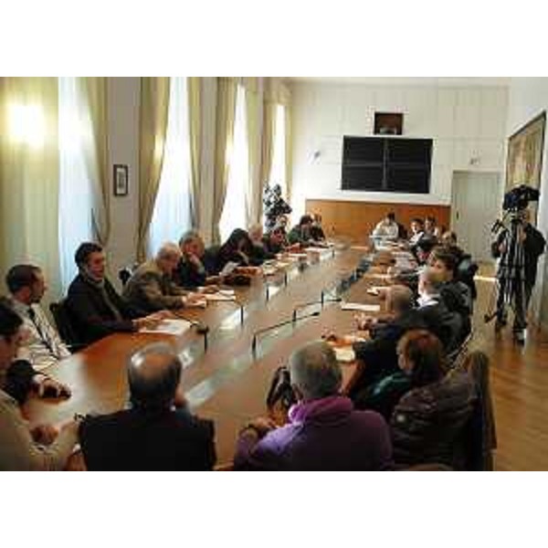 L'incontro tra Angela Brandi (Assessore regionale Commercio) e i rappresentanti delle amministrazioni comunali, dei centri di assistenza tecnica alle imprese commerciali e dei soggetti promotori aggiudicatari dei finanziamenti per i "centri commerciali naturali" e "centri in via". (Trieste 27/12/11)