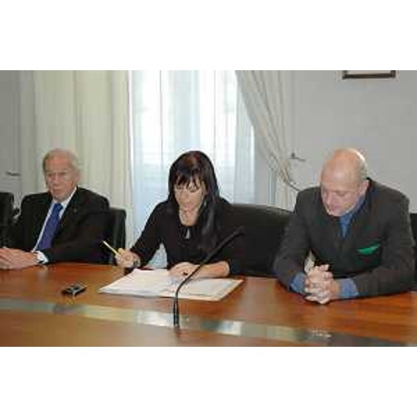 Ettore Romoli (Presidente CAL-Consiglio Autonomie Locali), Angela Brandi (Assessore regionale Commercio) e Federico Razzini (Presidente II Commissione consiliare) durante l'incontro sui finanziamenti ai "centri commerciali naturali" e "centri in via". (Trieste 27/12/11)