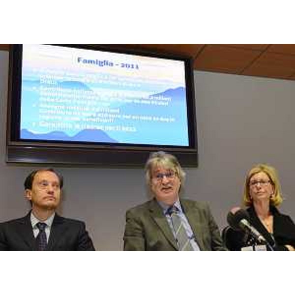 Renzo Tondo (Presidente Friuli Venezia Giulia), tra Luca Ciriani (Vicepresidente e assessore regionale Ambiente e Protezione civile) e Sandra Savino (Assessore regionale Finanze), durante la conferenza stampa d'inizio anno. (Udine 05/01/12)