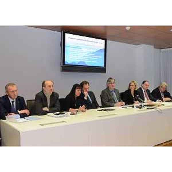 Renzo Tondo (Presidente Friuli Venezia Giulia), tra Luca Ciriani (Vicepresidente e assessore regionale Ambiente e Protezione civile) e altri assessori regionali, durante la conferenza stampa d'inizio anno. (Udine 05/01/12)
