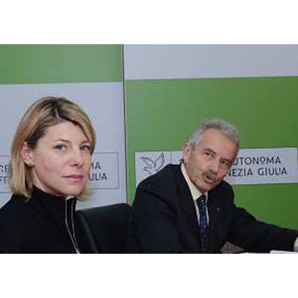 Federica Seganti (Assessore regionale Attività produttive) e Bruno Tellia (Presidente FRIE) alla presentazione delle attività del FRIE-Fondo di Rotazione per le Iniziative Economiche a favore delle imprese del FVG nel 2011. (Trieste 09/01/12)