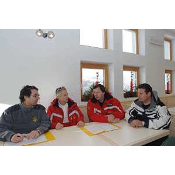 Riccardo Illy (Presidente Regione Friuli Venezia GIulia) con Enzo Marsilio (Assessore regionale alle risorse agricole, naturali, forestali e montagna), Luca Vidoni (Direttore Generale Promotur) e Augusto Viola (Direttore Centrale delle Risorse Agricole, Forestali, Naturali e Montagna e Capo del Corpo Forestale Regionale) ritratti in occasione della sottoscrizione della nuova convenzione tra Promotur e Corpo Forestale Regionale per la sicurezza e il soccorso sulle piste da sci. (Zoncolan 19/01/07)
