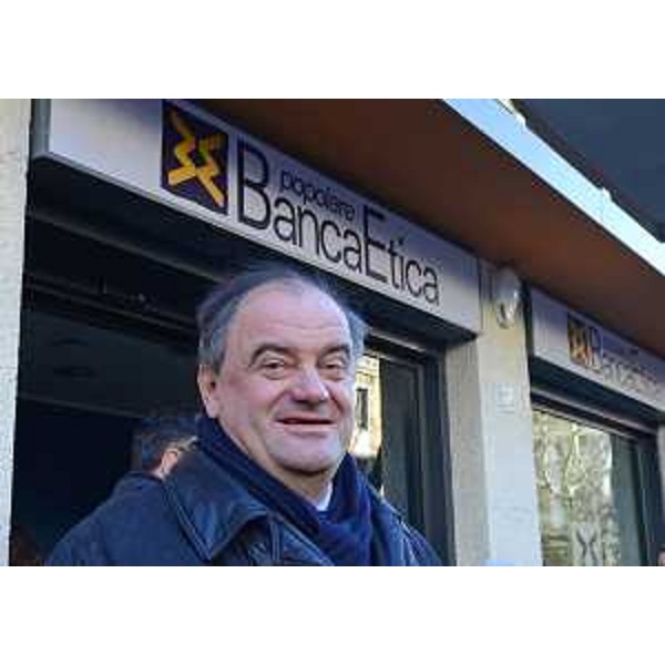 Roberto Molinaro (Assessore regionale Istruzione, Università, Ricerca, Famiglia, Associazionismo e Cooperazione) all'inaugurazione della filiale di Banca popolare Etica. (Trieste 14/01/12)