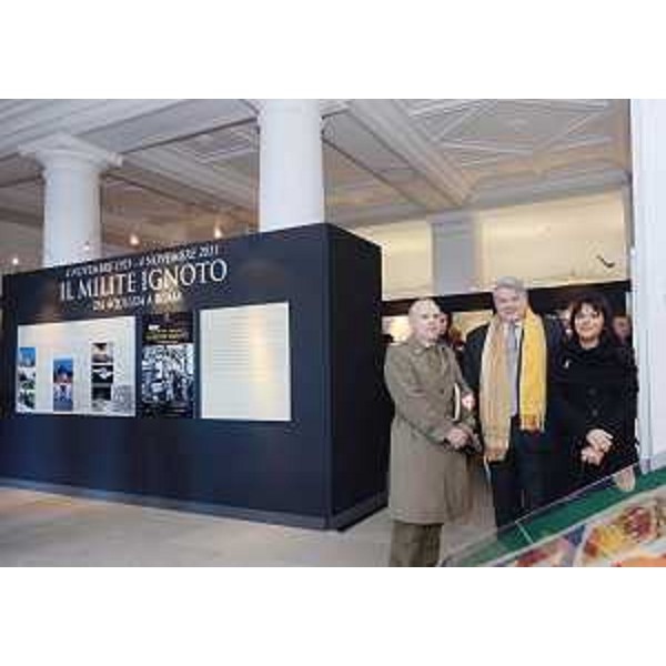 Sebastiano Ottavio Giangravè (Generale, Comandante Militare Friuli Venezia Giulia) e gli assessori regionali Elio De Anna (Cultura) ed Angela Brandi (Lavoro) all'inaugurazione della mostra "Il Milite Ignoto", nella sede della Regione. (Trieste 14/01/12)