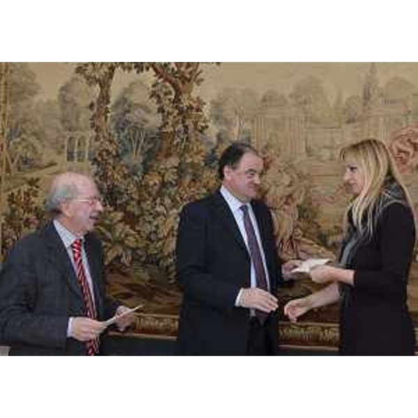 Mario Brancati (Presidente Consulta regionale Disabili) e Roberto Molinaro (Assessore regionale Università e Ricerca) consegnano il premio per la tesi di laurea "La persona adulta con disabilità intellettiva: le risorse di oggi e i possibili sviluppi" ad Eugenia Tacchelli, nella sede della Regione. (Trieste 16/01/12)