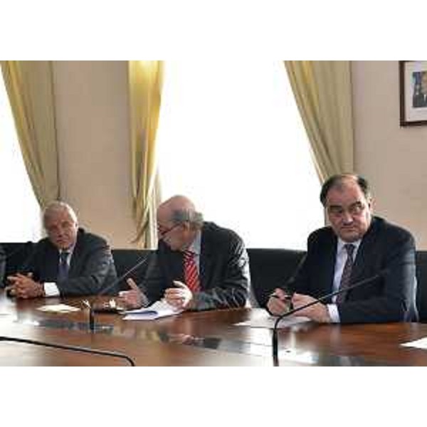 Lorenzo Pelizzo (Presidente Banca Popolare di Cividale), Mario Brancati (Presidente Consulta regionale Disabili) e Roberto Molinaro (Assessore regionale Università e Ricerca) in occasione della consegna dei premi istituiti dalla Consulta regionale Disabili per tesi di laurea sui diritti e sull'integrazione delle persone disabili, nella sede della Regione. (Trieste 16/01/12)