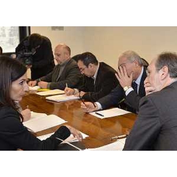 La riunione tra Regione e Trenitalia convocata da Riccardo Riccardi (Assessore regionale Infrastrutture), con Maria Giaconìa (Direttore Trenitalia FVG). (Trieste 17/01/12)
