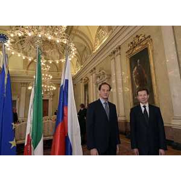 Luca Ciriani (Vicepresidente Friuli Venezia Giulia) con Yury Klepov (Vicepresidente Chelyabinsk), nella sede della Regione. (Trieste 18/01/12)