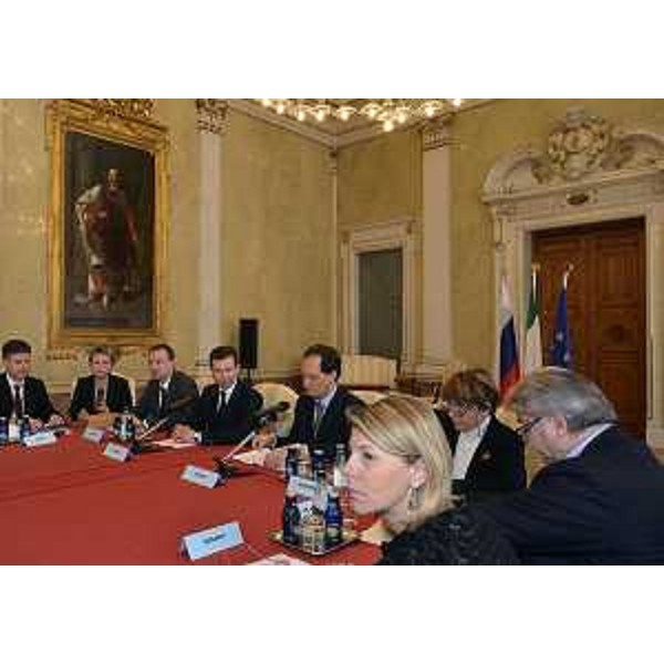 Luca Ciriani (Vicepresidente Friuli Venezia Giulia), e gli assessori Elio De Anna (Relazioni internazionali) e Federica Seganti (Attività produttive), con la delegazione istituzionale della Regione russa di Chelyabinsk, nella sede della Regione. (Trieste 18/01/12)