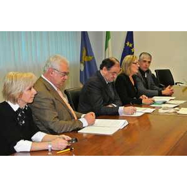 Anna Maria Zilli (Dirigente Istituto Stringher), Luciano Pegoraro (Presidente AIC-Associazione Italiana Celiachia), Roberto Molinaro (Assessore regionale Istruzione), Alessandra Missana (Direttore ANSAS-Agenzia Nazionale Sviluppo Autonomia Scolastica) e Alessandro Sensidoni (Università Udine) alla presentazione del progetto "Scuola permanente di celiachia". (Udine 19/01/12)