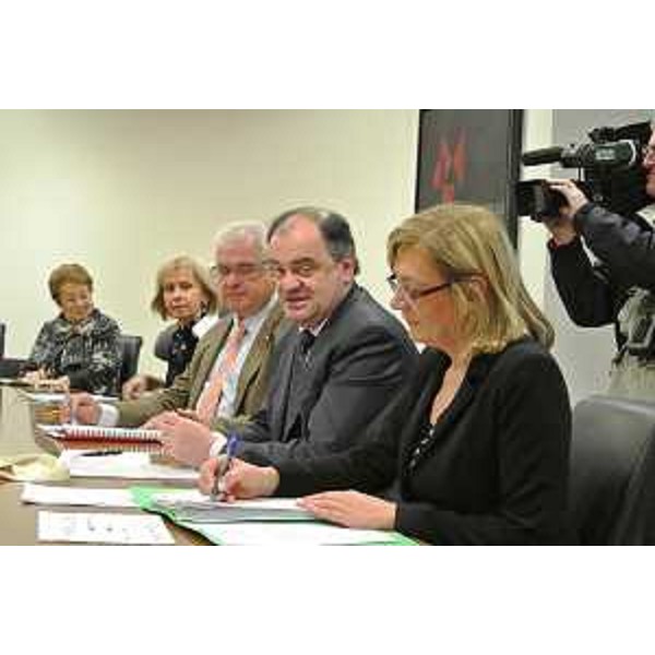 Anna Maria Zilli (Dirigente Istituto Stringher), Luciano Pegoraro (Presidente AIC-Associazione Italiana Celiachia), Roberto Molinaro (Assessore regionale Istruzione) e Alessandra Missana (Direttore ANSAS-Agenzia Nazionale Sviluppo Autonomia Scolastica) alla presentazione del progetto "Scuola permanente di celiachia". (Udine 19/01/12)