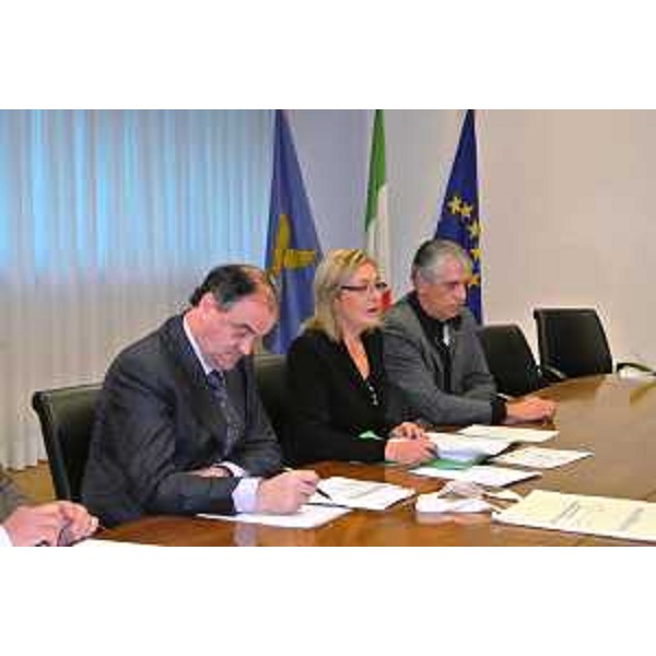 Roberto Molinaro (Assessore regionale Istruzione), Alessandra Missana (Direttore ANSAS-Agenzia Nazionale Sviluppo Autonomia Scolastica) e Alessandro Sensidoni (Università Udine) alla presentazione del progetto "Scuola permanente di celiachia". (Udine 19/01/12)