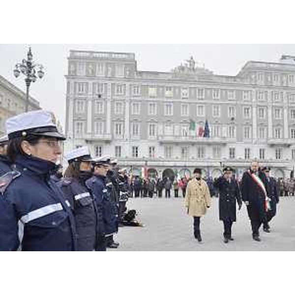 Federica Seganti (Assessore regionale Sicurezza), Sergio Abbate (Comandante Polizia locale Trieste) e Roberto Cosolini (Sindaco Trieste) alla manifestazione celebrativa della terza Giornata regionale della Polizia locale, in piazza Unità d'Italia. (Trieste 20/01/12)