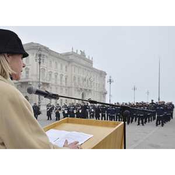 Federica Seganti (Assessore regionale Sicurezza) interviene alla manifestazione celebrativa della terza Giornata regionale della Polizia locale, in piazza Unità d'Italia. (Trieste 20/01/12)