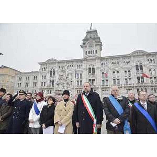 Federica Seganti (Assessore regionale Sicurezza) e Roberto Cosolini (Sindaco Trieste) alla manifestazione celebrativa della terza Giornata regionale della Polizia locale, in piazza Unità d'Italia. (Trieste 20/01/12)