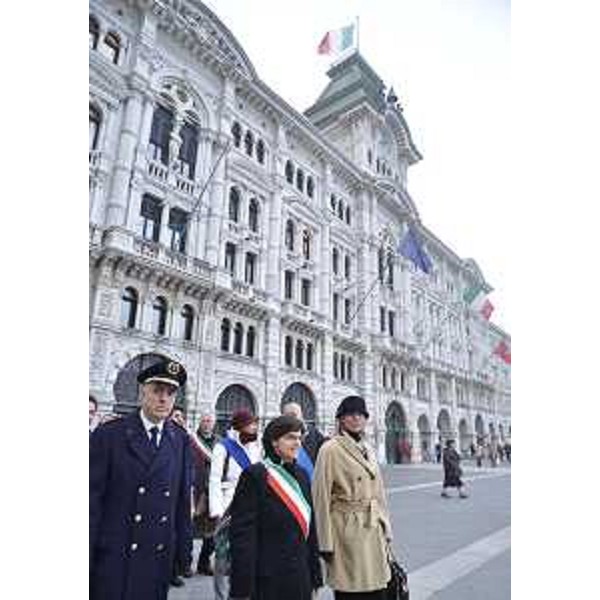 Fabiana Martini (Vice sindaco Trieste) e Federica Seganti (Assessore regionale Sicurezza) alla manifestazione celebrativa della terza Giornata regionale della Polizia locale, in piazza Unità d'Italia. (Trieste 20/01/12)