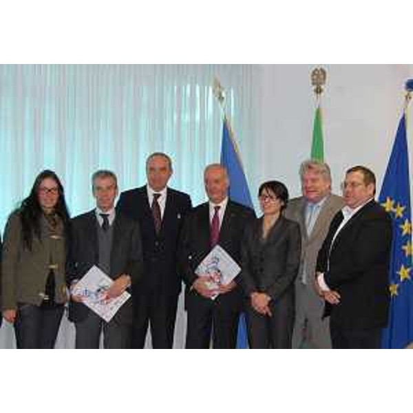 Melania Corradini (Campionessa Sci), Guido De Eccher (Rizzani De Eccher), Paolo Tavian (Organizzatore), Giovanni Lessio (Banca Popolare Friuladria), Manuela Di Centa (Campionessa Sci), Elio De Anna (Assessore regionale Sport) e Mario Virgili (Assessore Sport Provincia Udine) alla presentazione della IPC World Cup Alpine Skiing per disabili. (Udine 20/01/12)