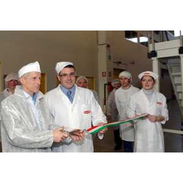 Riccardo Illy (Presidente Regione Friuli Venezia Giulia) con Furio Bragagnolo (Presidente di Pasta Zara) al taglio del nastro per l'inaugurazione della nuova linea di produzione di Pasta Zara. (Muggia 02/02/07)