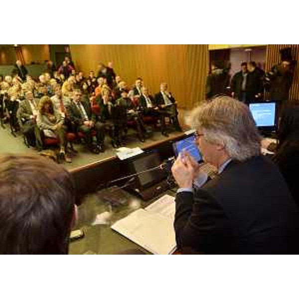 Renzo Tondo (Presidente Friuli Venezia Giulia) illustra ai sindaci dei 104 Comuni montani l'obiettivo del provvedimento "contributi per il sostegno all'utilizzo di prestazioni occasionali di tipo accessorio (voucher)", nella sede dell'Agemont. (Amaro 23/01/12)