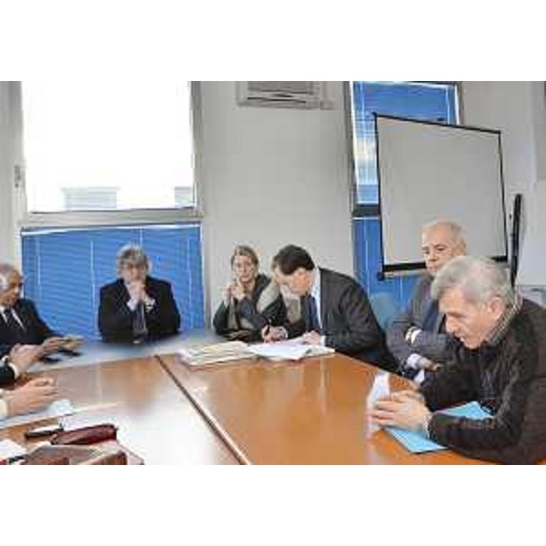 Romoli (Sindaco Gorizia), Tondo (Presidente Friuli Venezia Giulia), Savino (Assessore regionale Finanze), Ciriani (Vicepresidente FVG), Sgarlata (Presidente CCIAA Gorizia) e Traini (Presidente gestori impianti vendita carburanti). (Amaro 23/01/12)