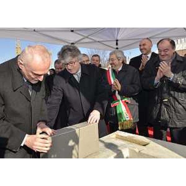 Sergio Cecotti (Presidente Friuli Innovazione), Renzo Tondo (Presidente Friuli Venezia Giulia), Furio Honsell (sindaco Udine), Maurizio Franz (Presidente Consiglio regionale) e Roberto Molinaro (Assessore regionale Università e Ricerca) alla posa della prima pietra di nuovi edifici al Parco scientifico e tecnologico Danieli. (Udine 25/01/12)