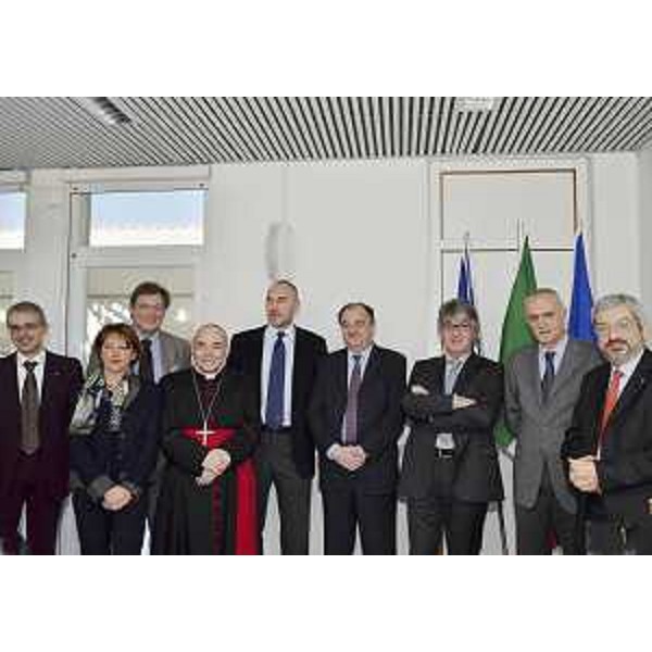 Cortiula (Direttore Salute Regione), Compagno (Rettore Università UD), Da Pozzo (Presidente CCIAA UD), Mazzocato (Arcivescovo UD), Franz (Presidente Consiglio regionale), Molinaro (Assessore regionale Università e Ricerca), Tondo (Presidente Friuli Venezia Giulia), Cecotti (Presidente Friuli Innovazione) e Honsell (Sindaco UD) alla cerimonia per la posa della prima pietra di nuovi edifici al Parco scientifico e tecnologico Danieli. (Udine 25/01/12)