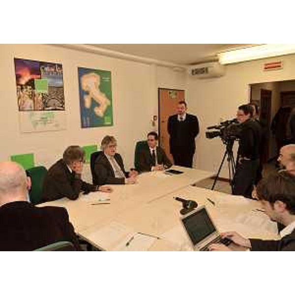 Renzo Tondo (Presidente Friuli Venezia Giulia), tra Paolo Corallo (Vicedirettore ANSA) e Luigi Contu (Direttore ANSA), parla al Forum ANSA. (Trieste 25/01/12)