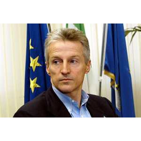 Riccardo Illy (Presidente Regione Friuli Venezia Giulia) ritratto a 'mezzo busto' con le bandiere 