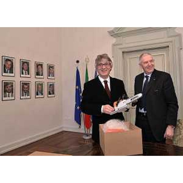 Renzo Tondo (Presidente Friuli Venezia Giulia) riceve un dono da Carlo Faleschini, presidente uscente della Confartigianato di Udine, nella sede della Regione. (Trieste 26/01/12)