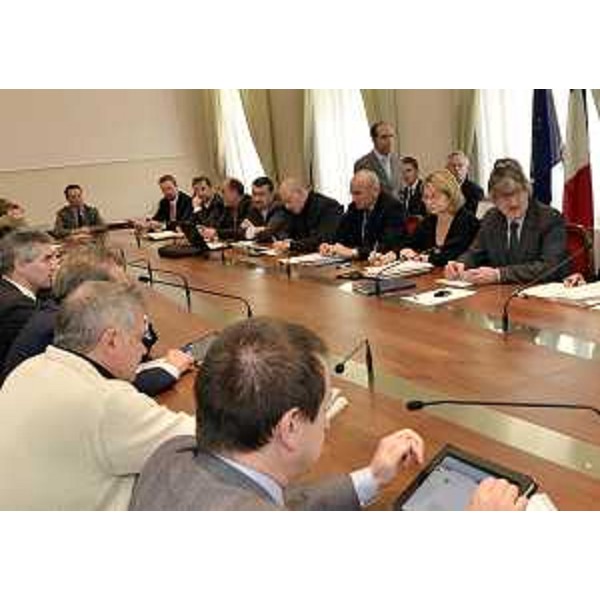 Renzo Tondo (Presidente Friuli Venezia Giulia) e Sandra Savino (Assessore regionale Finanze) al tavolo istituzionale convocato con i parlamentari del Friuli Venezia Giulia. (Trieste 27/01/12)