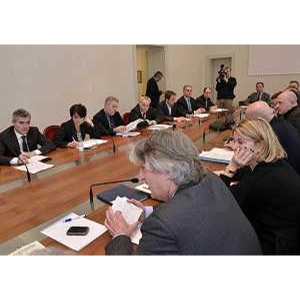 Renzo Tondo (Presidente Friuli Venezia Giulia) e Sandra Savino (Assessore regionale Finanze) al tavolo istituzionale convocato con i parlamentari del Friuli Venezia Giulia. (Trieste 27/01/12)