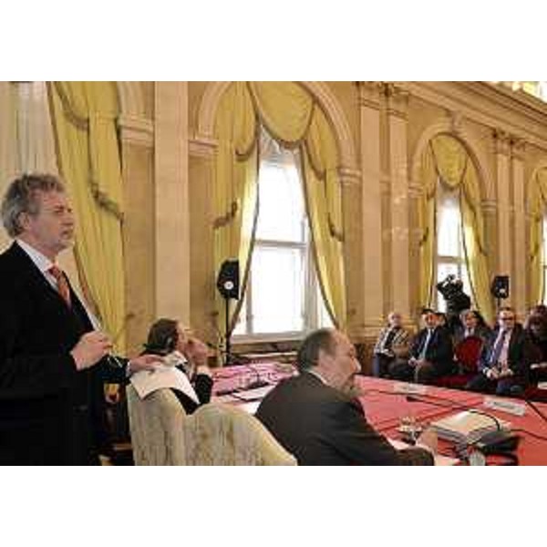 Donato Riccesi (Presidente ANCE FVG) e Riccardo Riccardi (Assessore regionale Lavori pubblici) al convegno "Dal Piano Casa al Piano Città", organizzato dall'ANCE, nella sede della Regione. (Trieste 30/01/12)