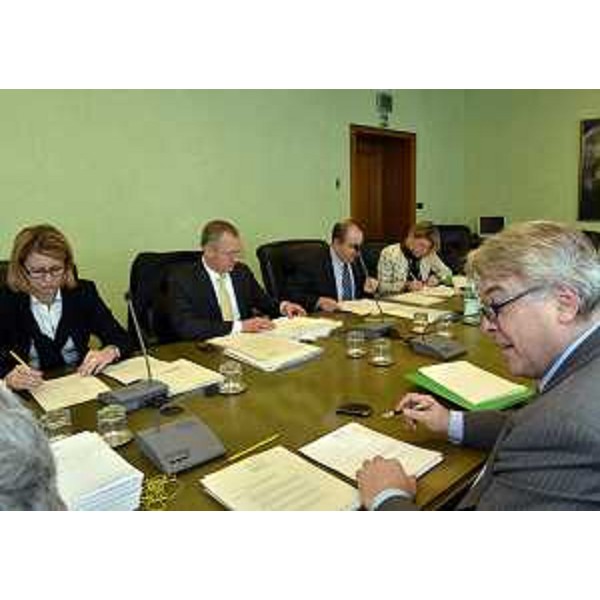 Gli assessori regionali Sandra Savino (Finanze), Garlatti (Funzione pubblica), Violino (Risorse rurali), Seganti (Attività produttive) ed Elio De Anna, che presiede, durante la riunione della Giunta, in Consiglio regionale. (Trieste 01/02/12)