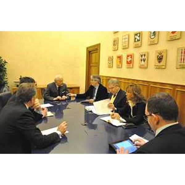 Il tavolo dell'incontro tra Piero Gnudi (Ministro Affari regionali e Turismo) e Renzo Tondo (Presidente Friuli Venezia Giulia). (Roma 01/02/12)