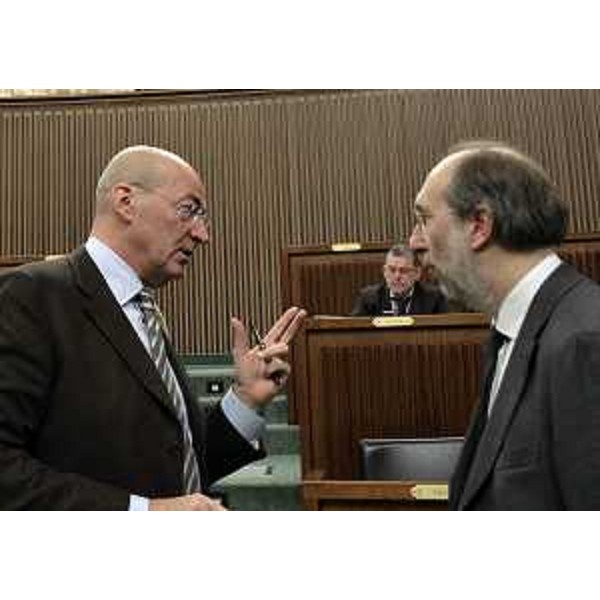 Daniele Galasso (Consigliere regionale) e Riccardo Riccardi (Assessore regionale Infrastrutture, Mobilità, Pianificazione territoriale e Lavori pubblici) durante i lavori del Consiglio regionale. (Trieste 02/02/12)