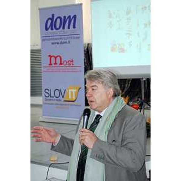 Elio De Anna (Assessore regionale Cultura) alla presentazione del dizionario illustrato trilingue "Le parole di ogni giorno", formato dvd. (San Pietro al Natisone 03/02/12)