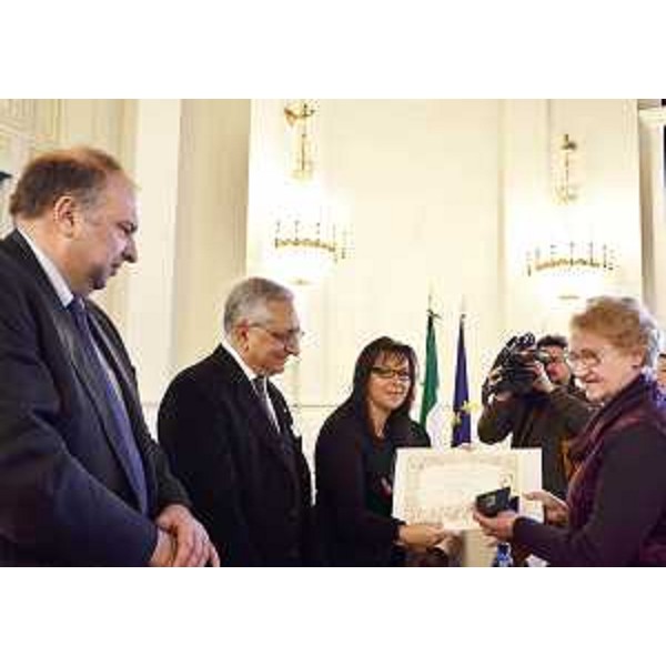 Roberto Cosolini (Sindaco Trieste), Alessandro Giacchetti (Commissario Governo) e Angela Brandi (Assessore regionale Lavoro e Pari Opportunità) consegnano una medaglia ad una parente di infoibati nel Giorno del Ricordo, in Prefettura. (Trieste 10/02/12)