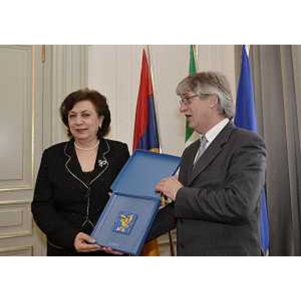 Hranoush Hakobyan (Ministro Diaspora Repubblica di Armenia) e Renzo Tondo (Presidente Friuli Venezia Giulia), nella sede della Regione. (Trieste 10/02/12)