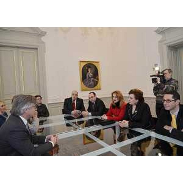 Il tavolo dell'incontro tra Renzo Tondo (Presidente Friuli Venezia Giulia) e Hranoush Hakobyan (Ministro Diaspora Repubblica di Armenia) accompagnata da Rouben Karapetian (Ambasciatore Repubblica di Armenia a Roma) e da Massimiliano Lacota (Segretario generale Unione europea Esuli ed Espulsi), nella sede della Regione. (Trieste 10/02/12)