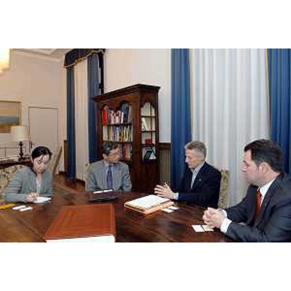 Riccardo Illy (Presidente Regione Friuli Venezia Giulia) e Franco Iacop (Assessore regionale per le relazioni internazionali, comunitarie e autonomie locali) ricevono Hiroshi Azuma (Console Generale del Giappone a Milano). (Trieste 06/02/07)