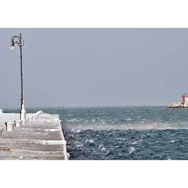 Molo Audace e Golfo di Trieste sferzati dalla Bora con raffiche intorno ai 160 chilometri all'ora. (Trieste, primi di febbraio 2012)