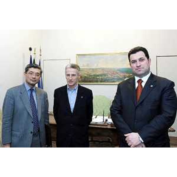 Riccardo Illy (Presidente Regione Friuli Venezia Giulia) e Franco Iacop (Assessore regionale per le relazioni internazionali, comunitarie e autonomie locali) ricevono Hiroshi Azuma (Console Generale del Giappone a Milano).