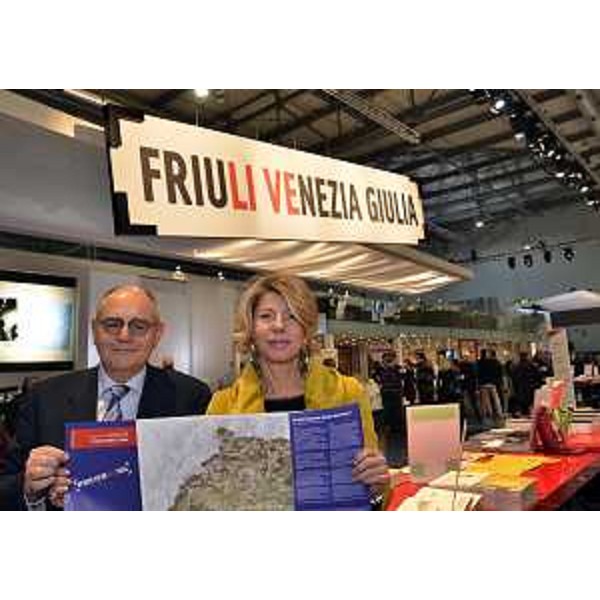Edi Sommariva (Direttore generale Agenzia TurismoFVG) e Federica Seganti (Assessore regionale Attività produttive) all'apertura dello stand del Friuli Venezia Giulia alla BIT-Borsa Internazionale Turismo. (Milano 16/02/12)