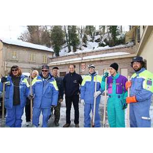 Luca Ciriani (Vicepresidente e assessore Protezione civile FVG) con i volontari del FVG che fronteggiano l'emergenza neve nelle Marche. (Pesaro 16/02/12)
