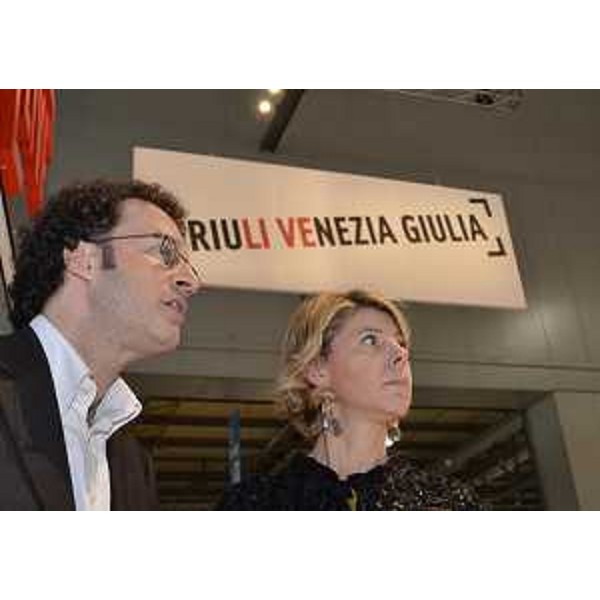 Andro Merkù (Showman) e Federica Seganti (Assessore regionale Attività produttive) alla conferenza stampa d'illustrazione dei dati statistici sul turismo in regione, alla BIT-Borsa Internazionale Turismo. (Milano 17/02/12)