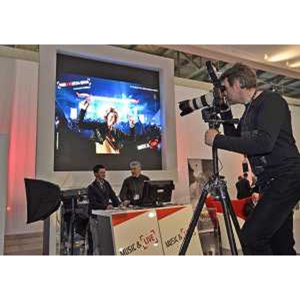 Elia Ferrandino (Fotografo) fotografa Federica Seganti (Assessore regionale Attività produttive) durante la conferenza stampa di presentazione dell'offerta turistica del FVG, alla BIT-Borsa Internazionale Turismo nello stand FVG. (Milano 17/02/12)