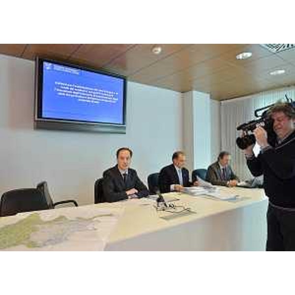 Luca Ciriani (Vicepresidente Giunta FVG e assessore regionale Ambiente), Maurizio Paselli e Giorgio Pocecco (Direzione regionale Ambiente) in conferenza stampa sulla nuova gestione delle attività estrattive dai fiumi nel Friuli Venezia Giulia. (Udine 21/02/12)